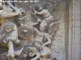Catedral de Jaén. Fachada. Ángeles ayudando a San Miguel